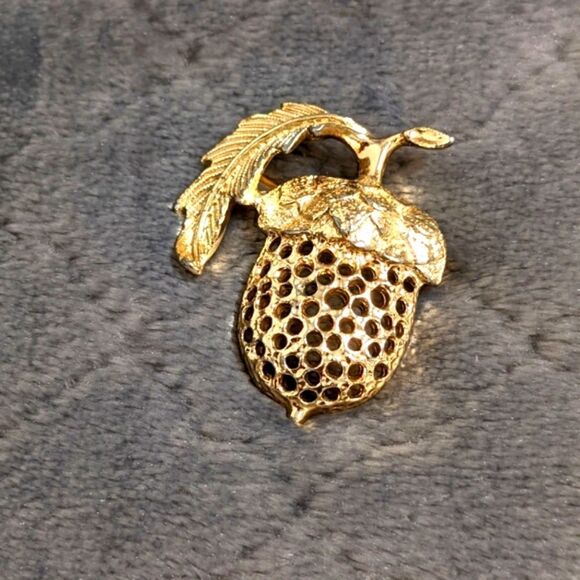 Vintage 1970's Sarah Coventry Acorn Brooche - Picture 2 of 9